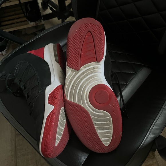 Men's Jordan Max Aura Black/Gym Red 9/10 - Picture 6 of 9